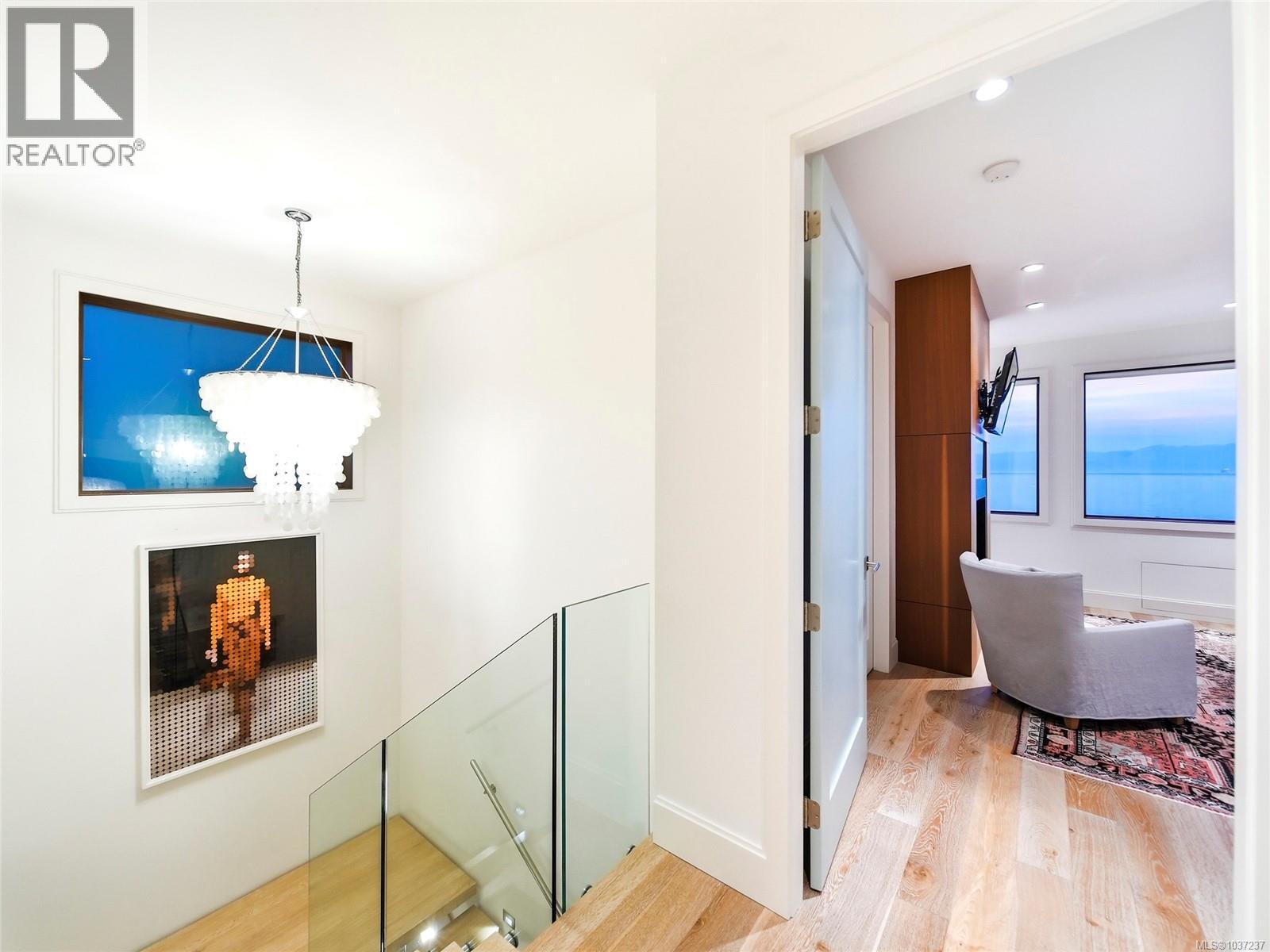  1625 Hollywood Crescent, Victoria