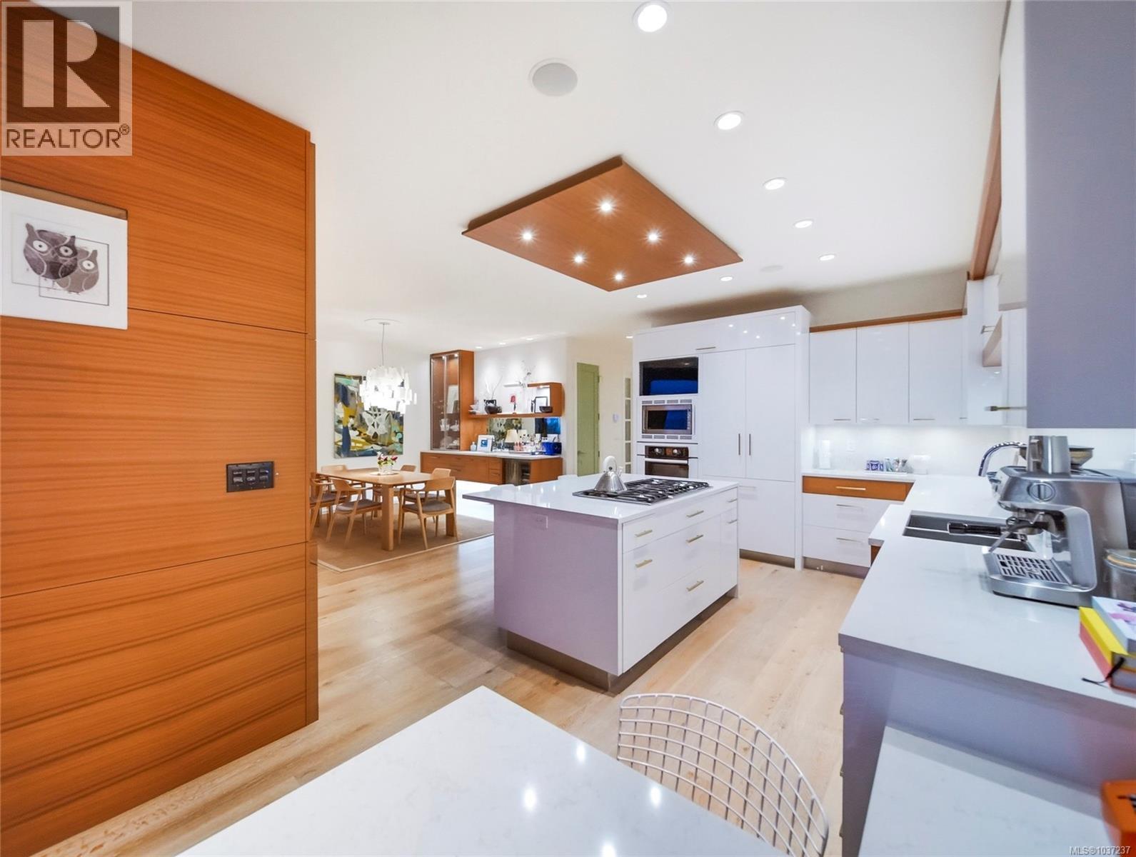  1625 Hollywood Crescent, Victoria