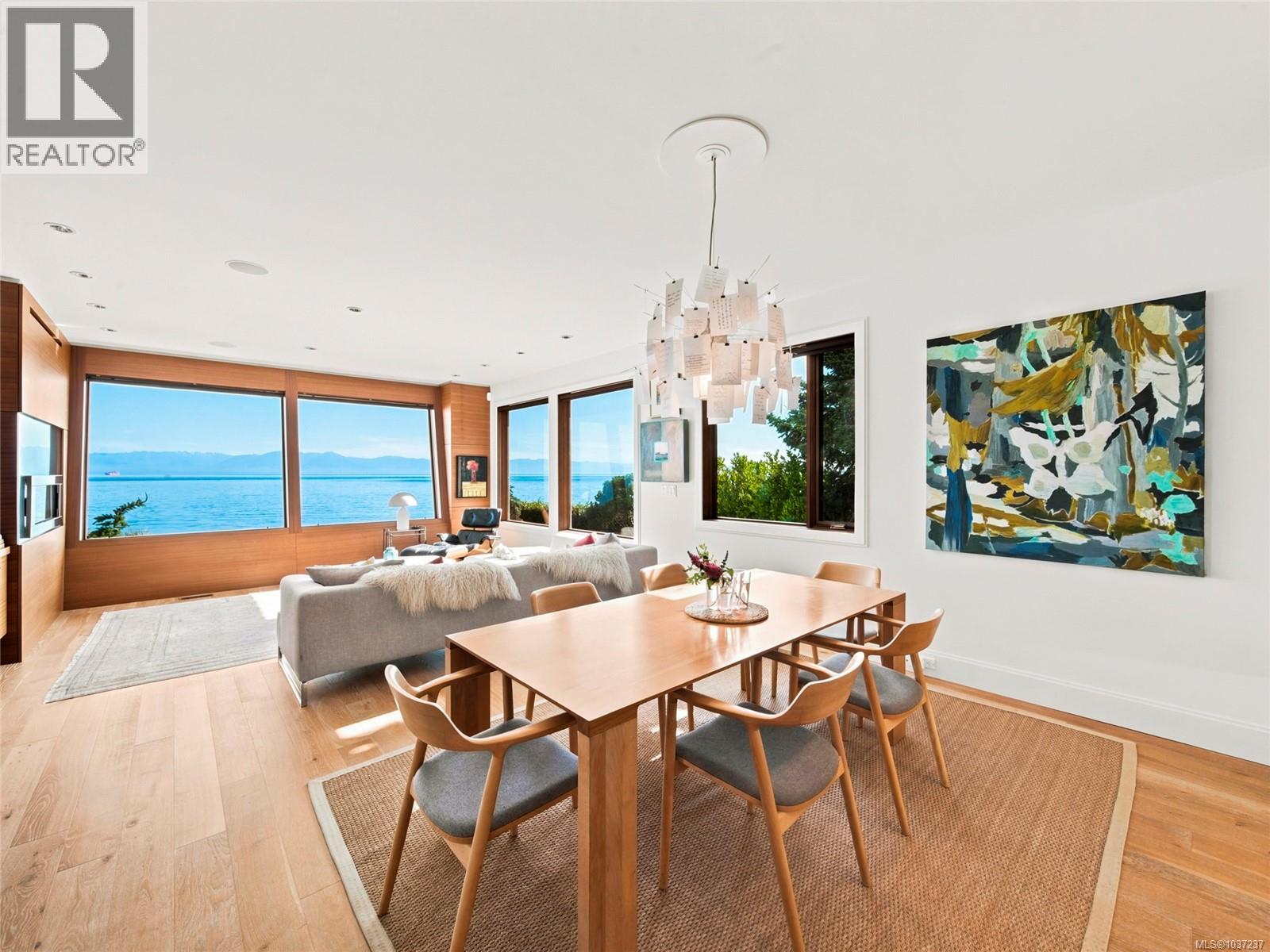  1625 Hollywood Crescent, Victoria