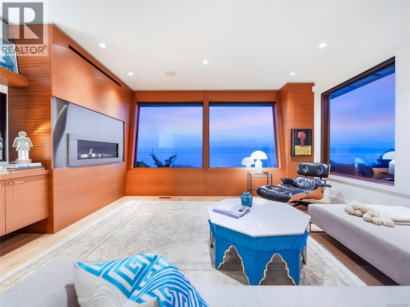  1625 Hollywood Crescent, Victoria
