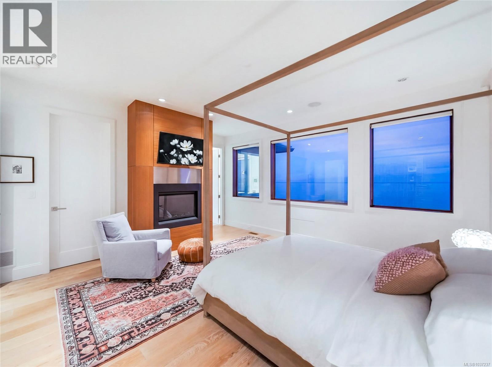 1625 Hollywood Crescent, Victoria