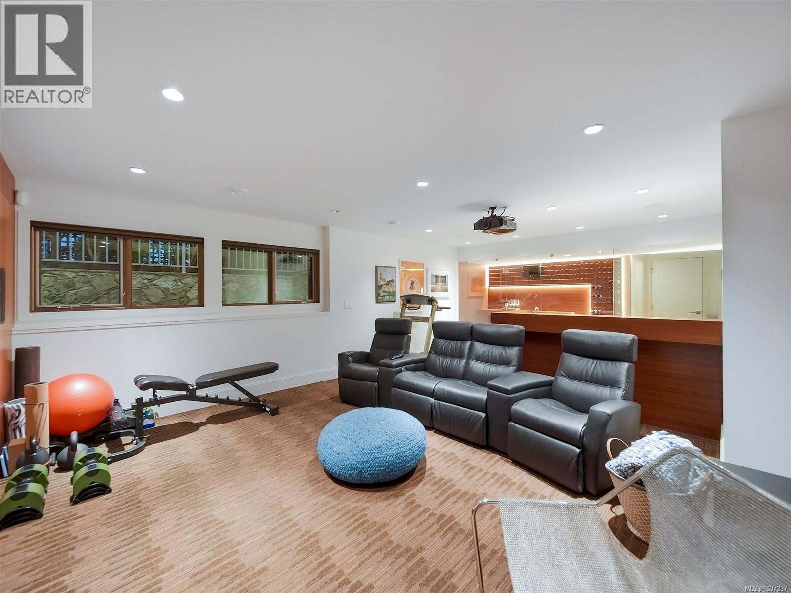  1625 Hollywood Crescent, Victoria