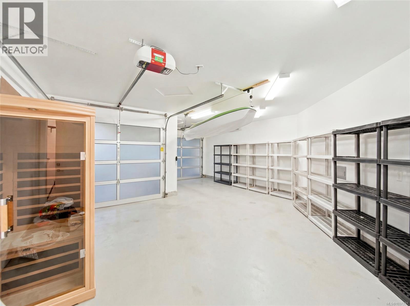  1625 Hollywood Crescent, Victoria