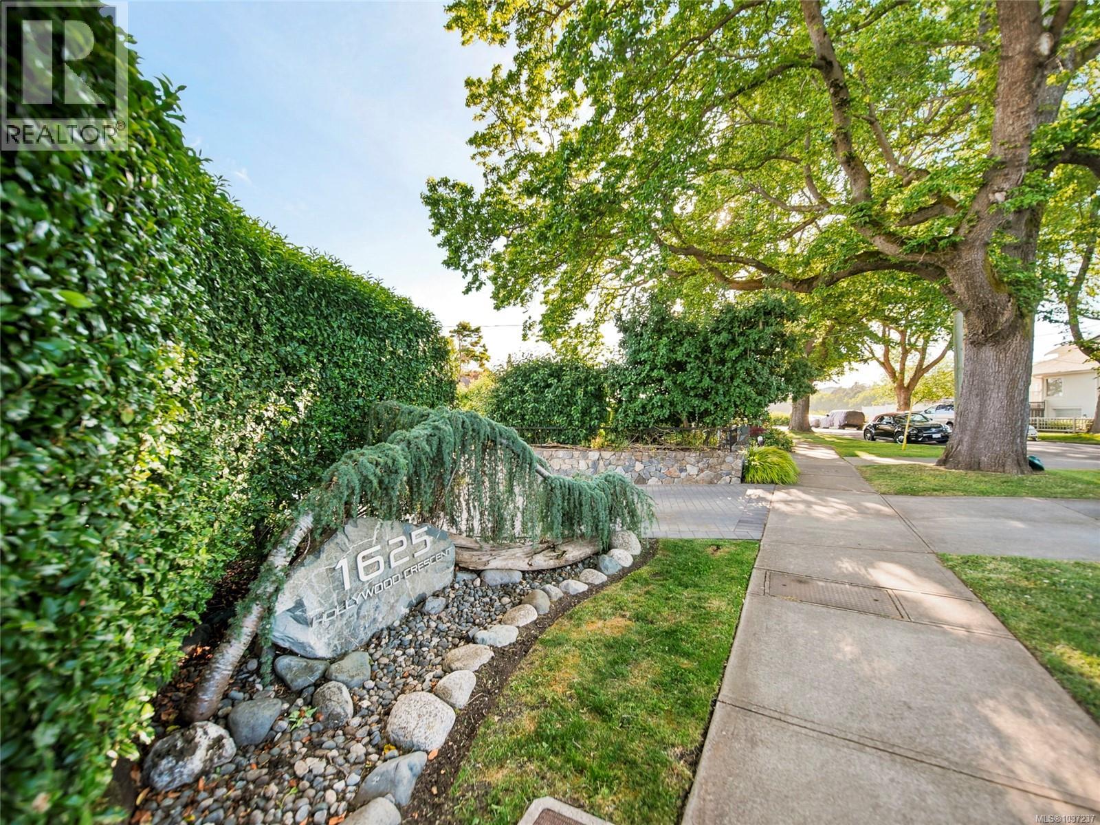  1625 Hollywood Crescent, Victoria