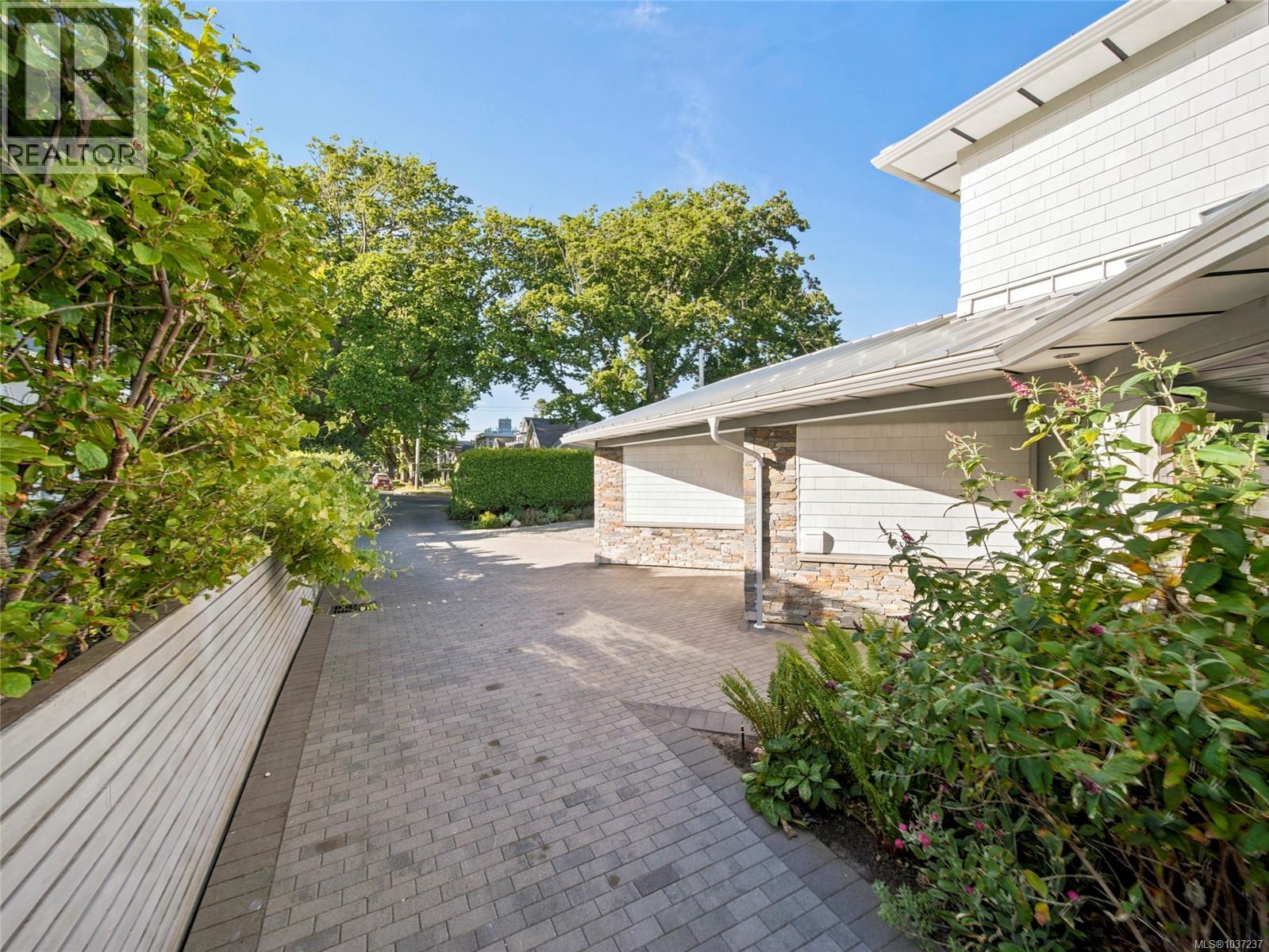  1625 Hollywood Crescent, Victoria