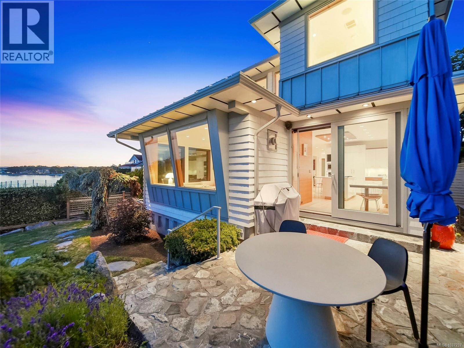  1625 Hollywood Crescent, Victoria
