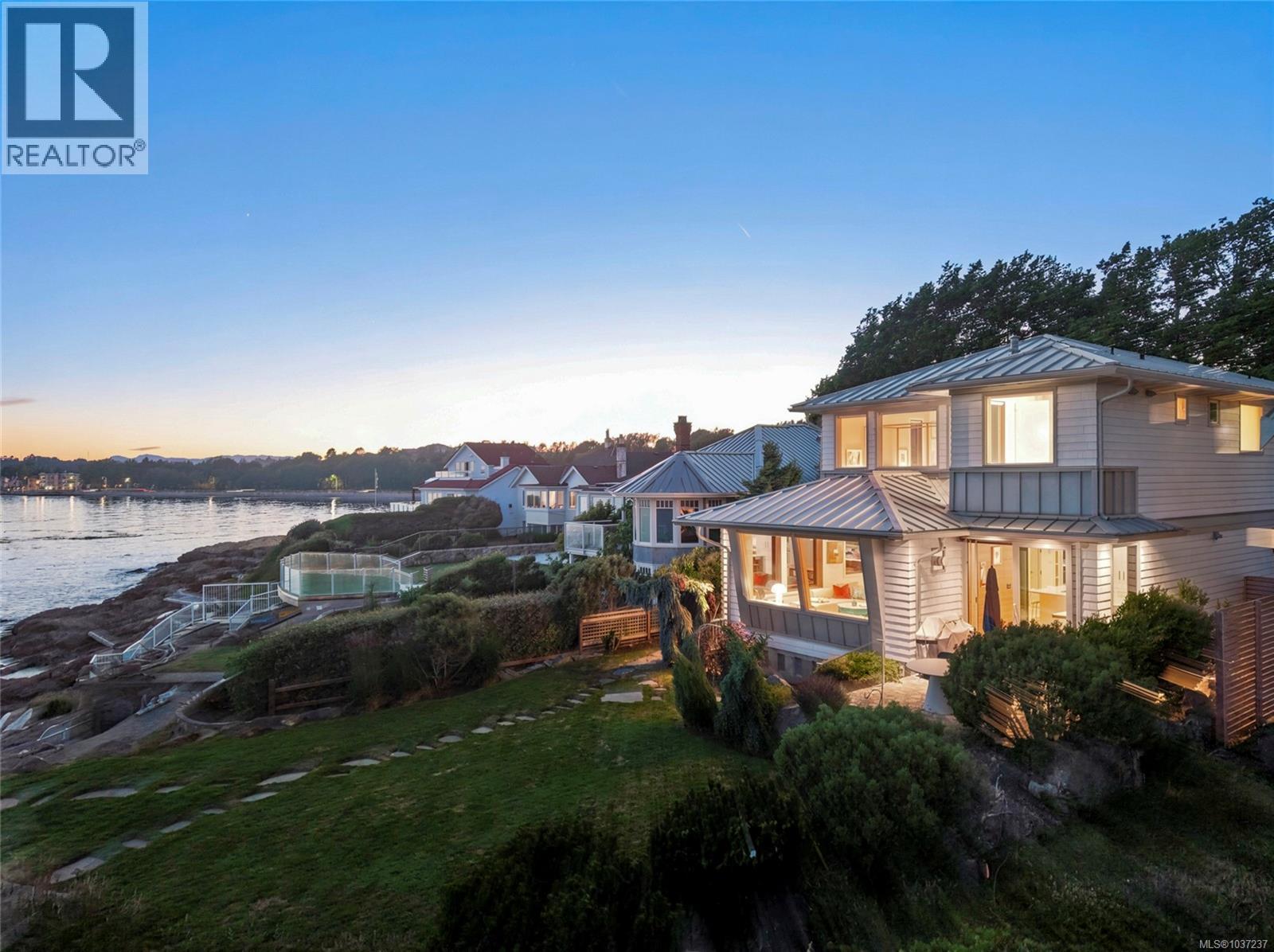  1625 Hollywood Crescent, Victoria