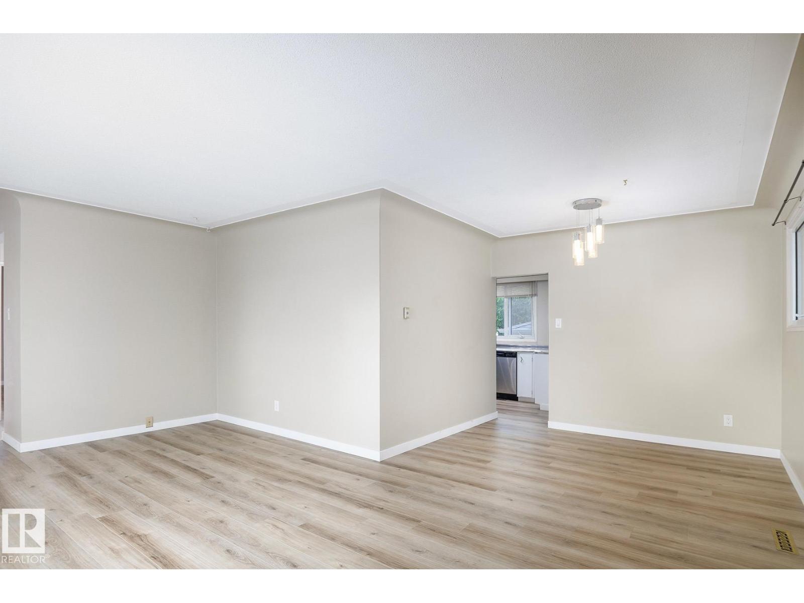 9607 75 ST NW - 11