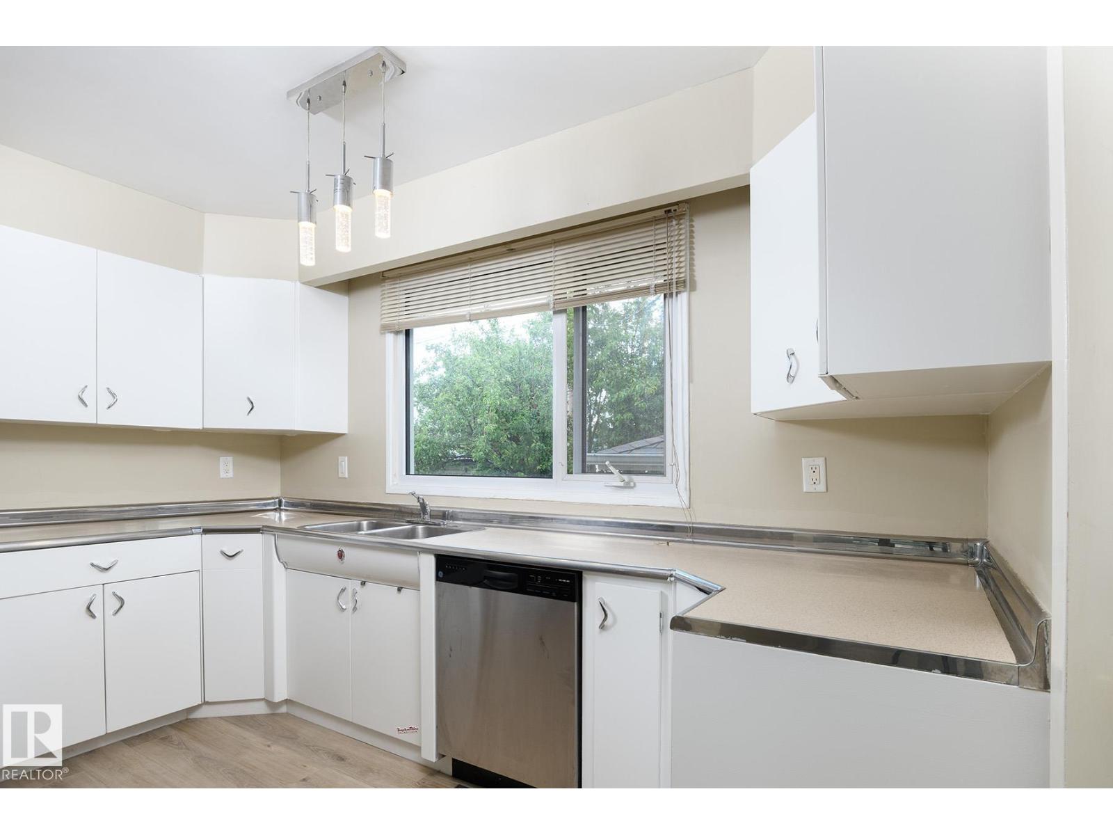 9607 75 ST NW - 15