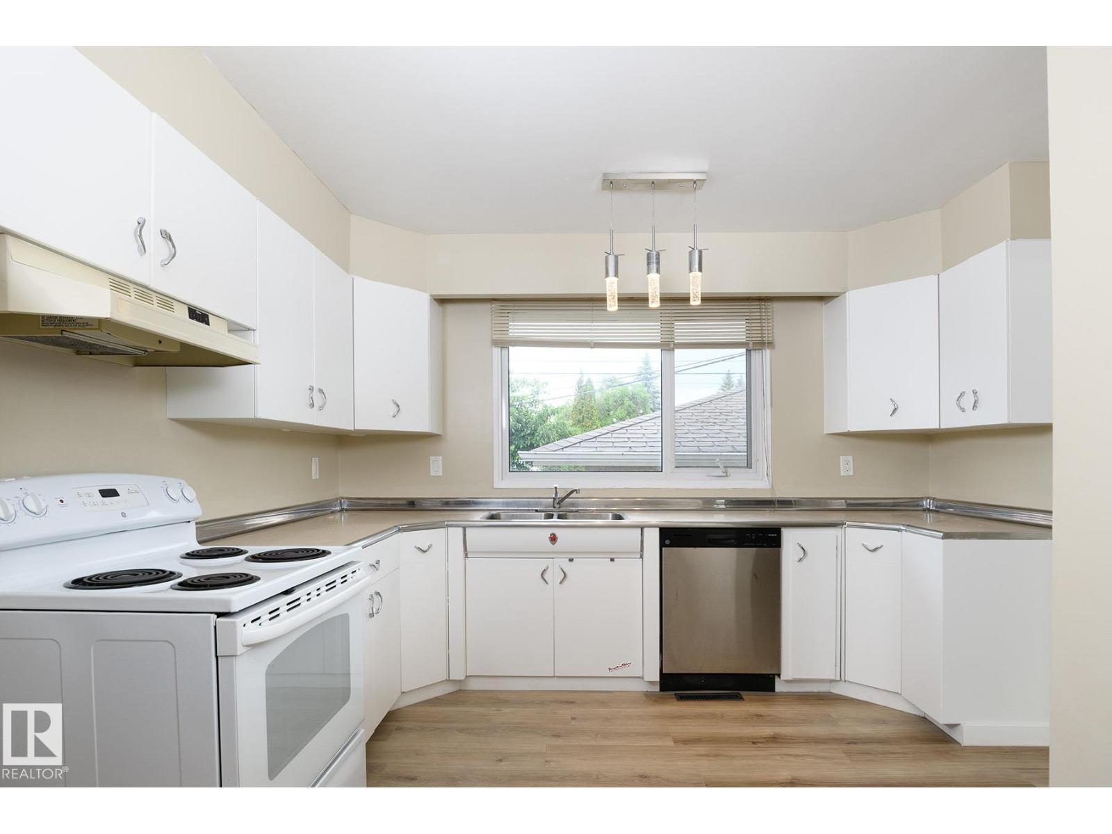9607 75 ST NW - 16