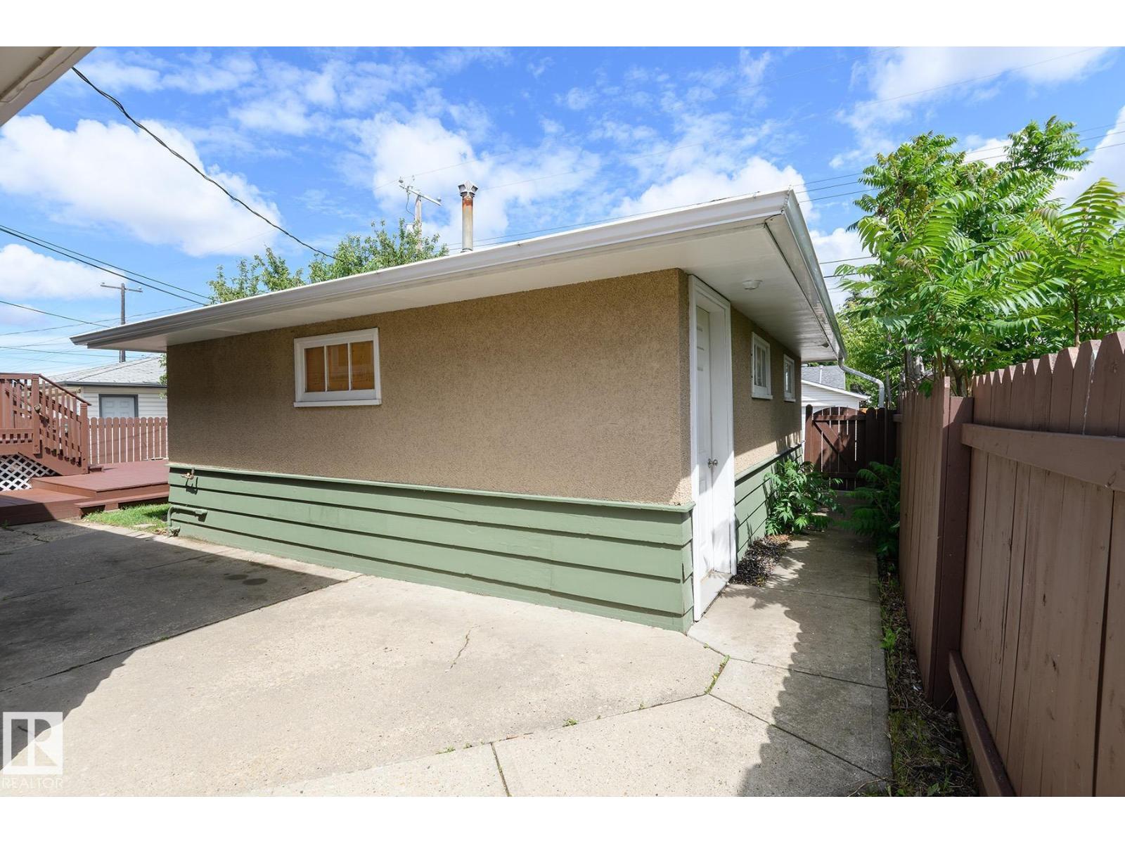 9607 75 ST NW - 35