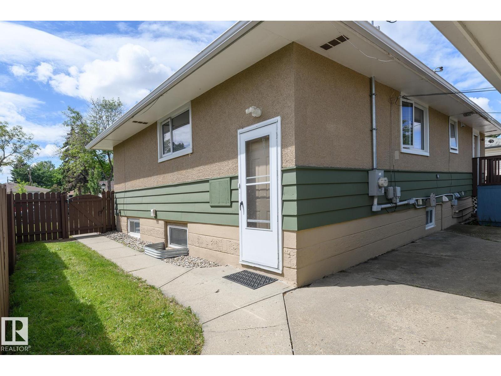 9607 75 ST NW - 40