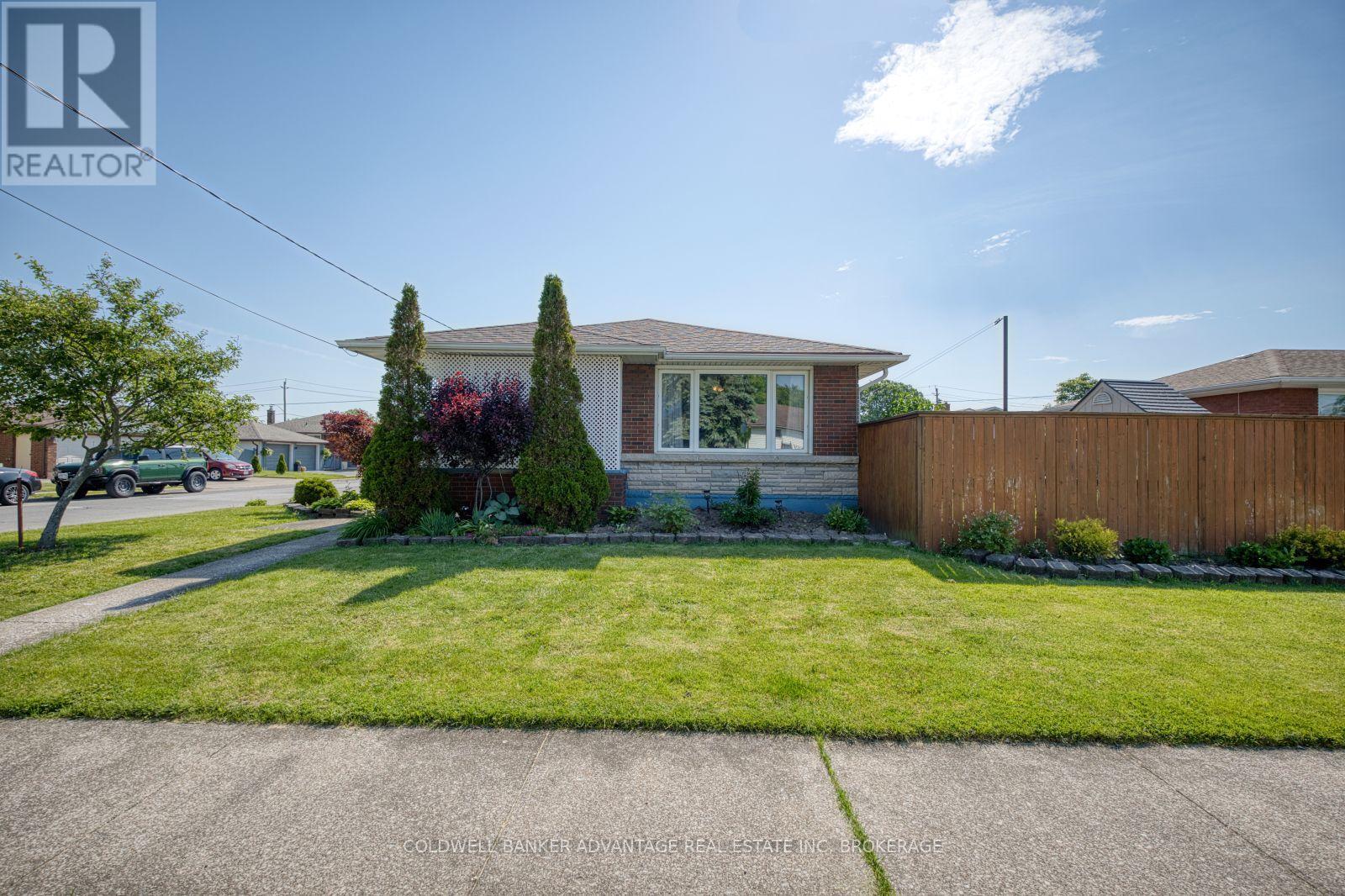 813 HARRIET STREET - 3