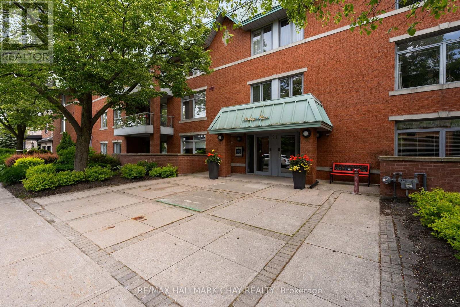 #103 21 KEMPENFELT DRIVE - 2