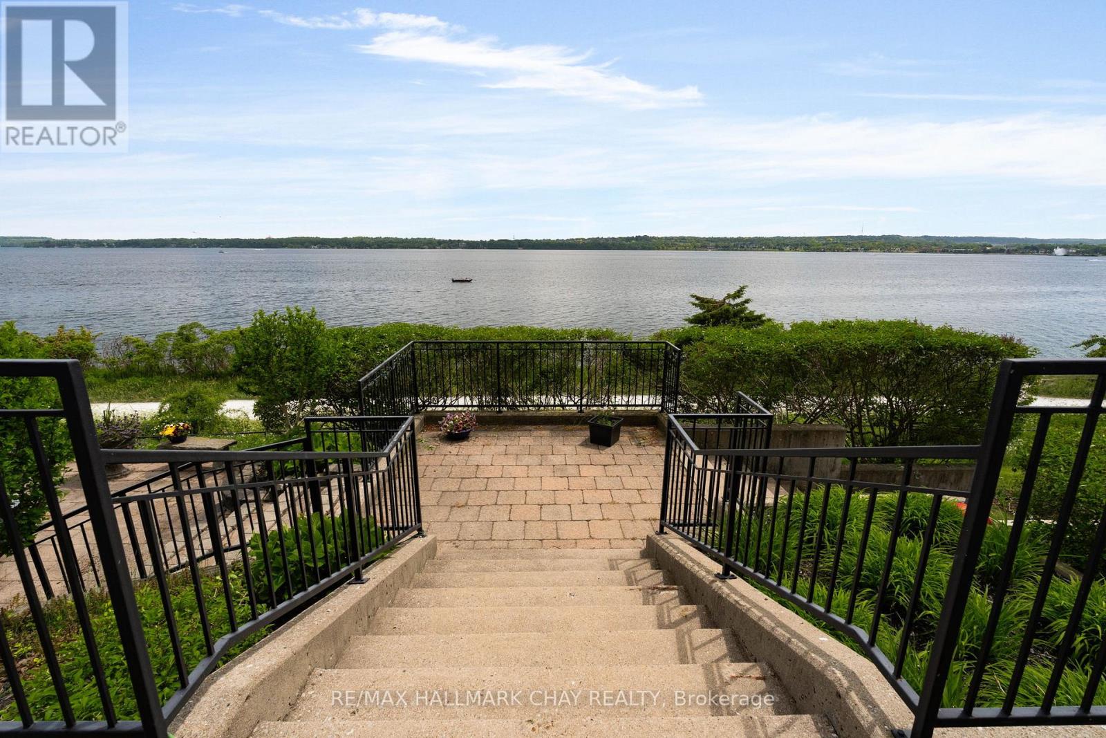 #103 21 KEMPENFELT DRIVE - 23