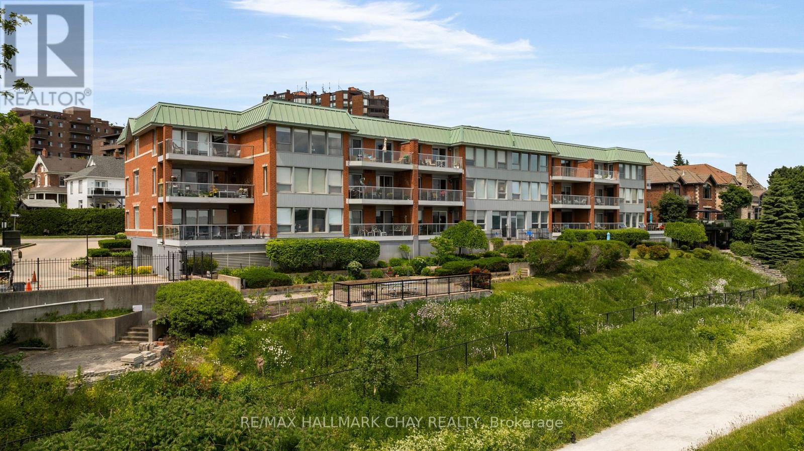 #103 21 KEMPENFELT DRIVE - 27