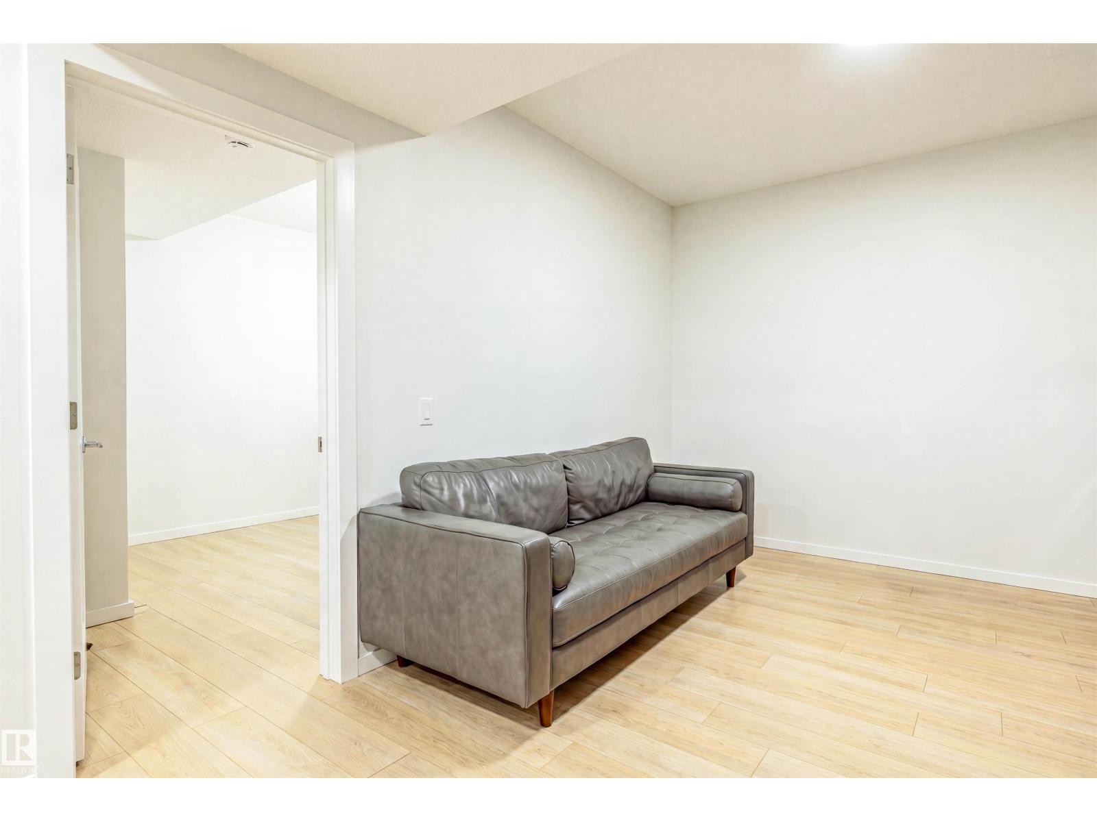 8426 228a ST NW NW - 53