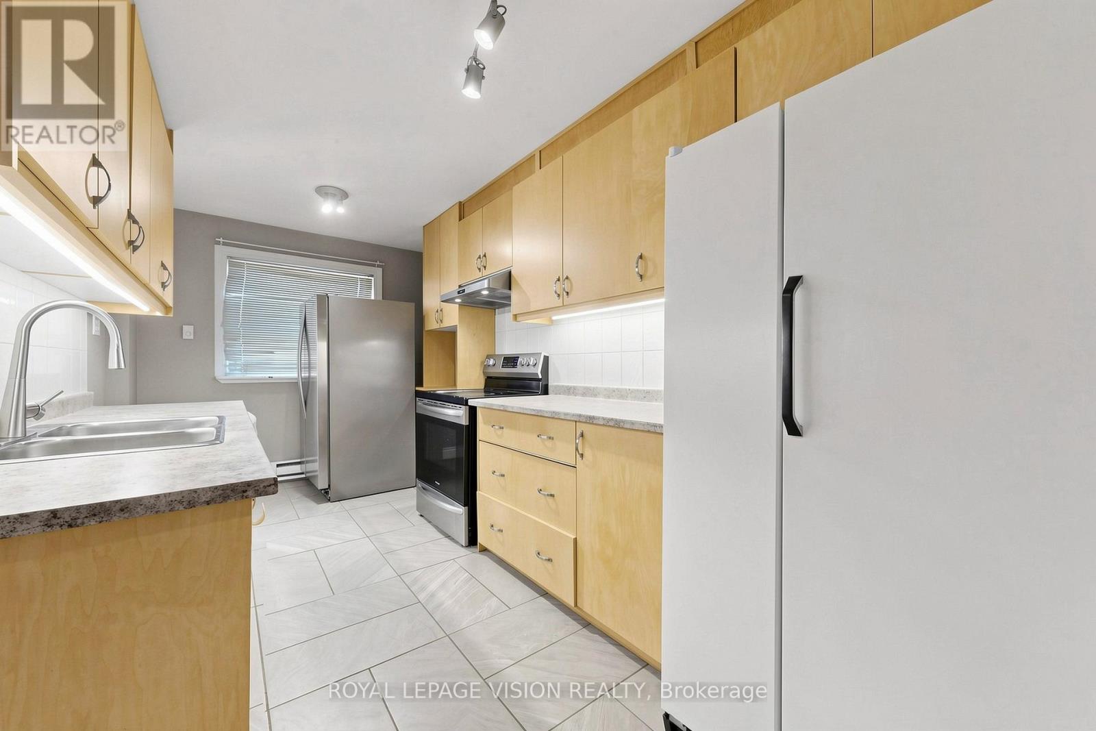 6 HECTOR COURT - 12
