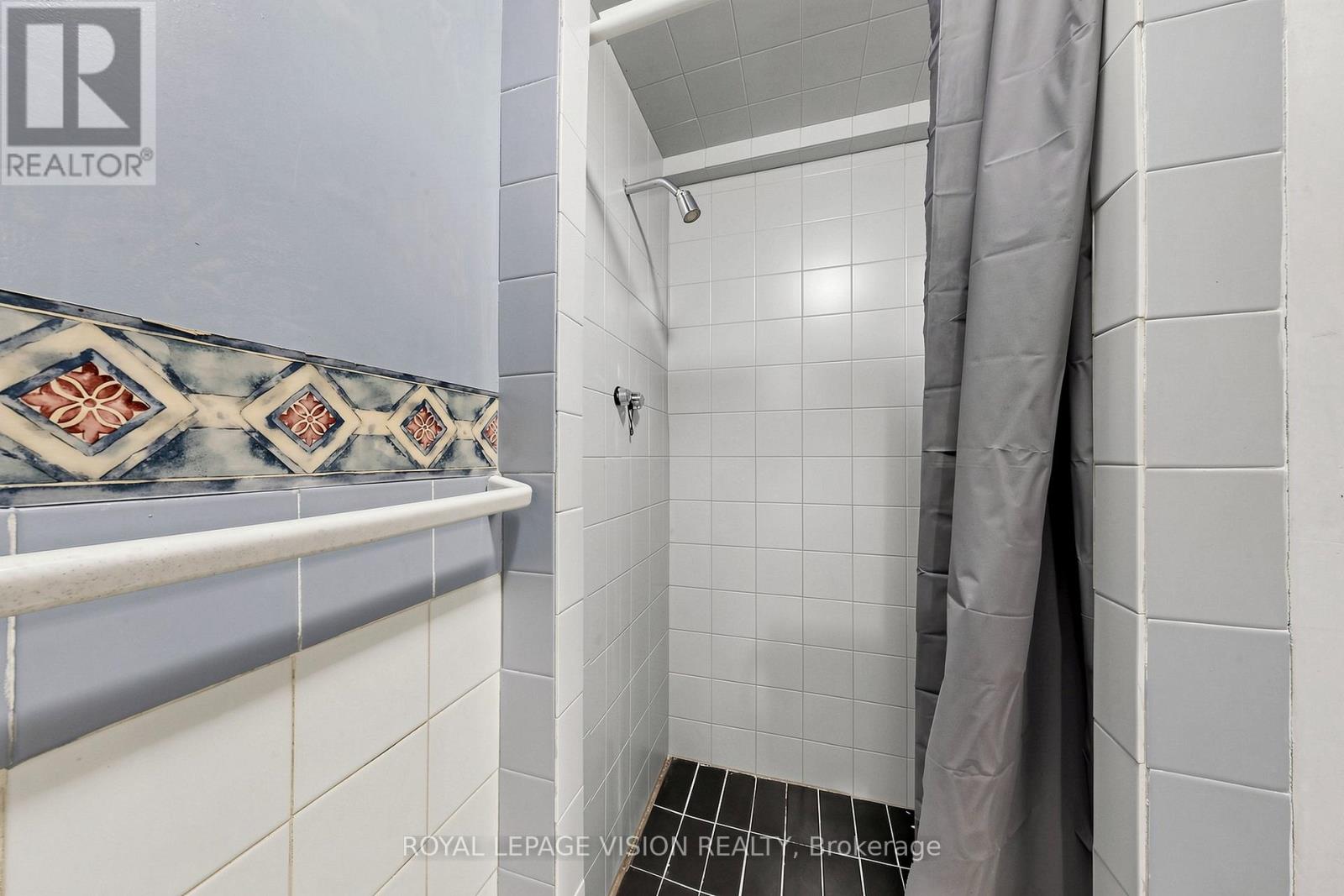 6 HECTOR COURT - 32