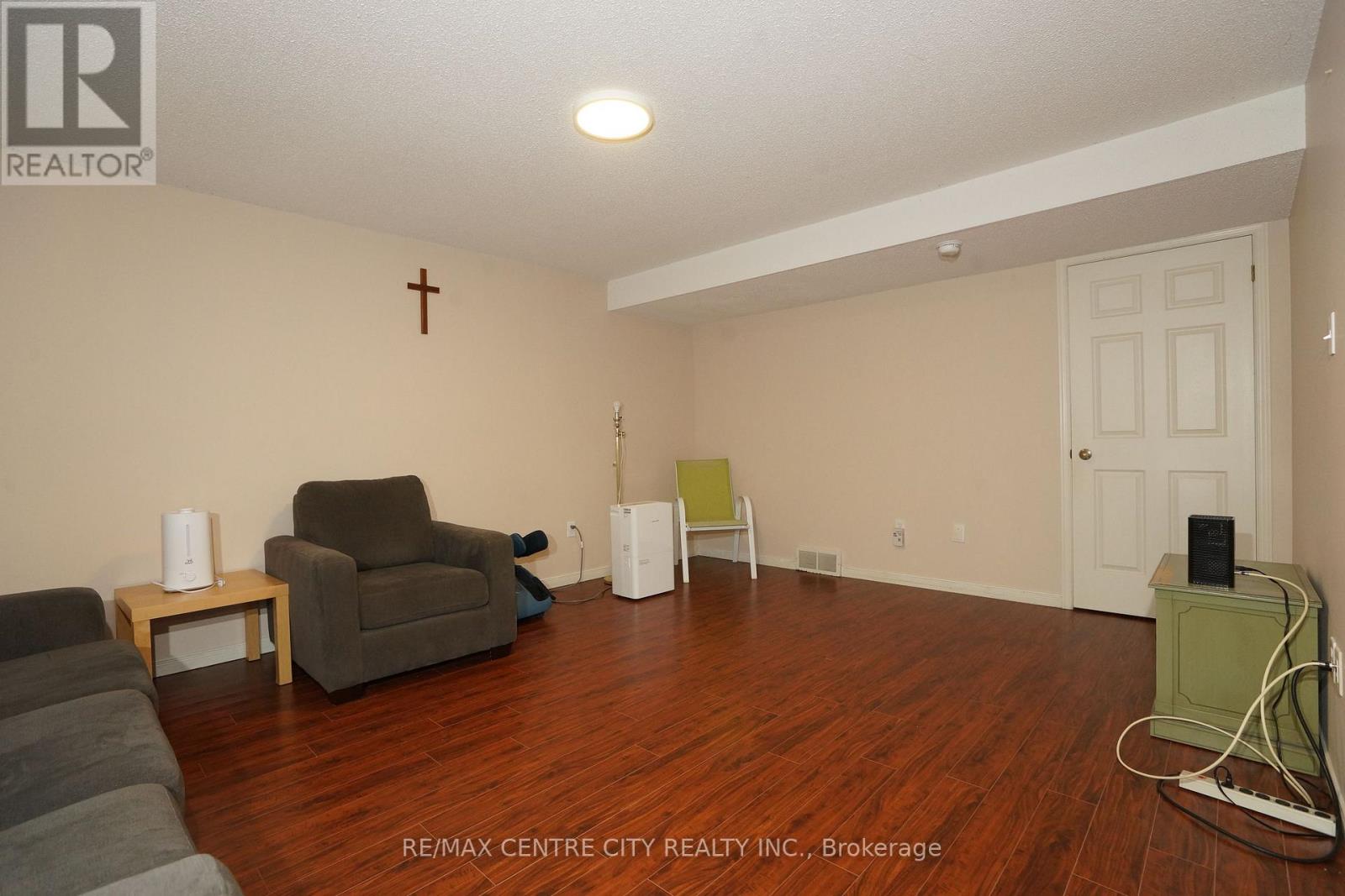 #8 50 CHAPMAN COURT - 17