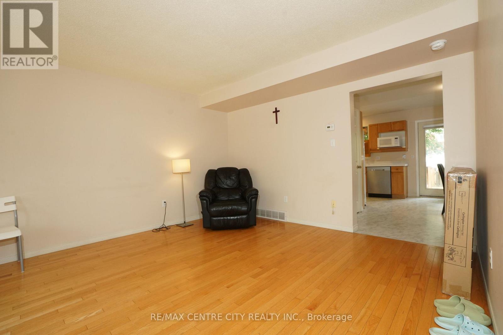 #8 50 CHAPMAN COURT - 6