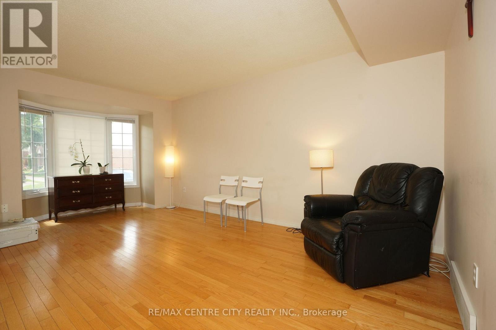 #8 50 CHAPMAN COURT - 4