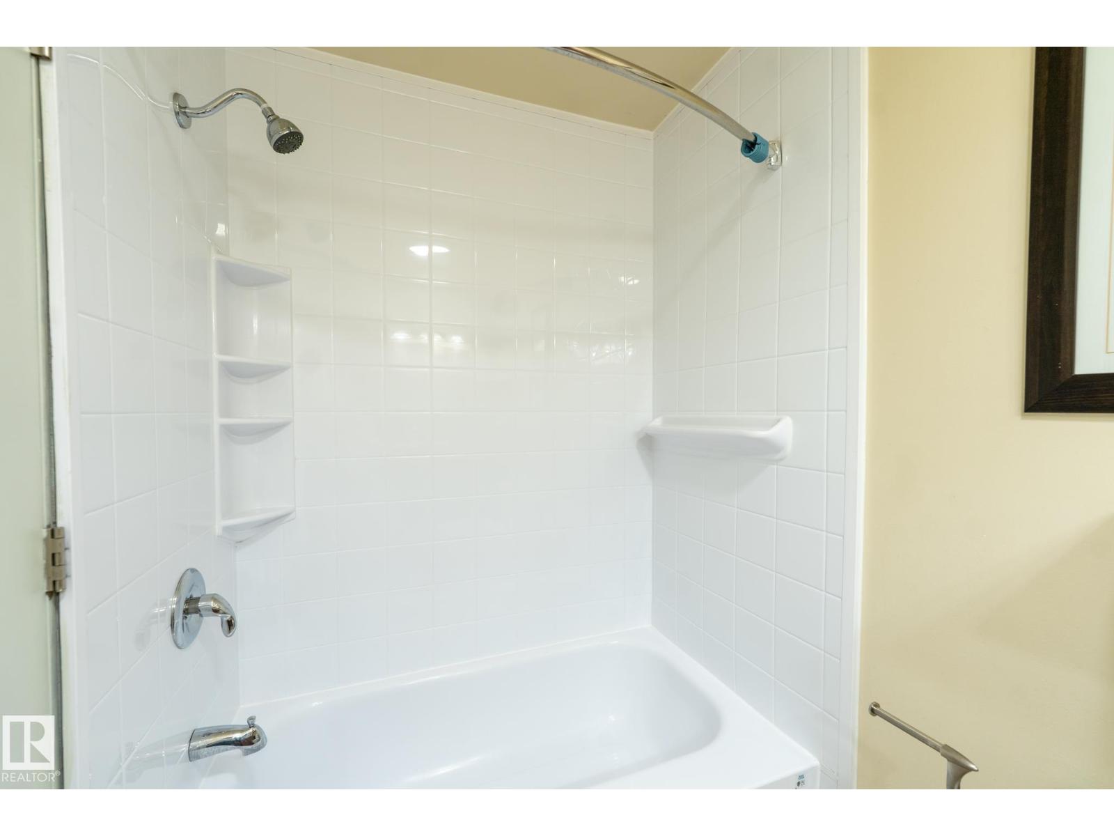 18289 74 AV NW - 25