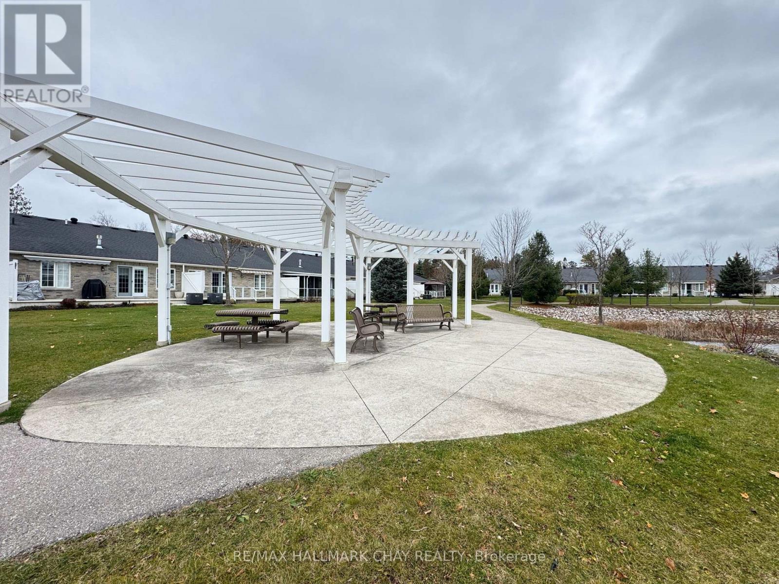 31 GARDEN GROVE CRESCENT - 32