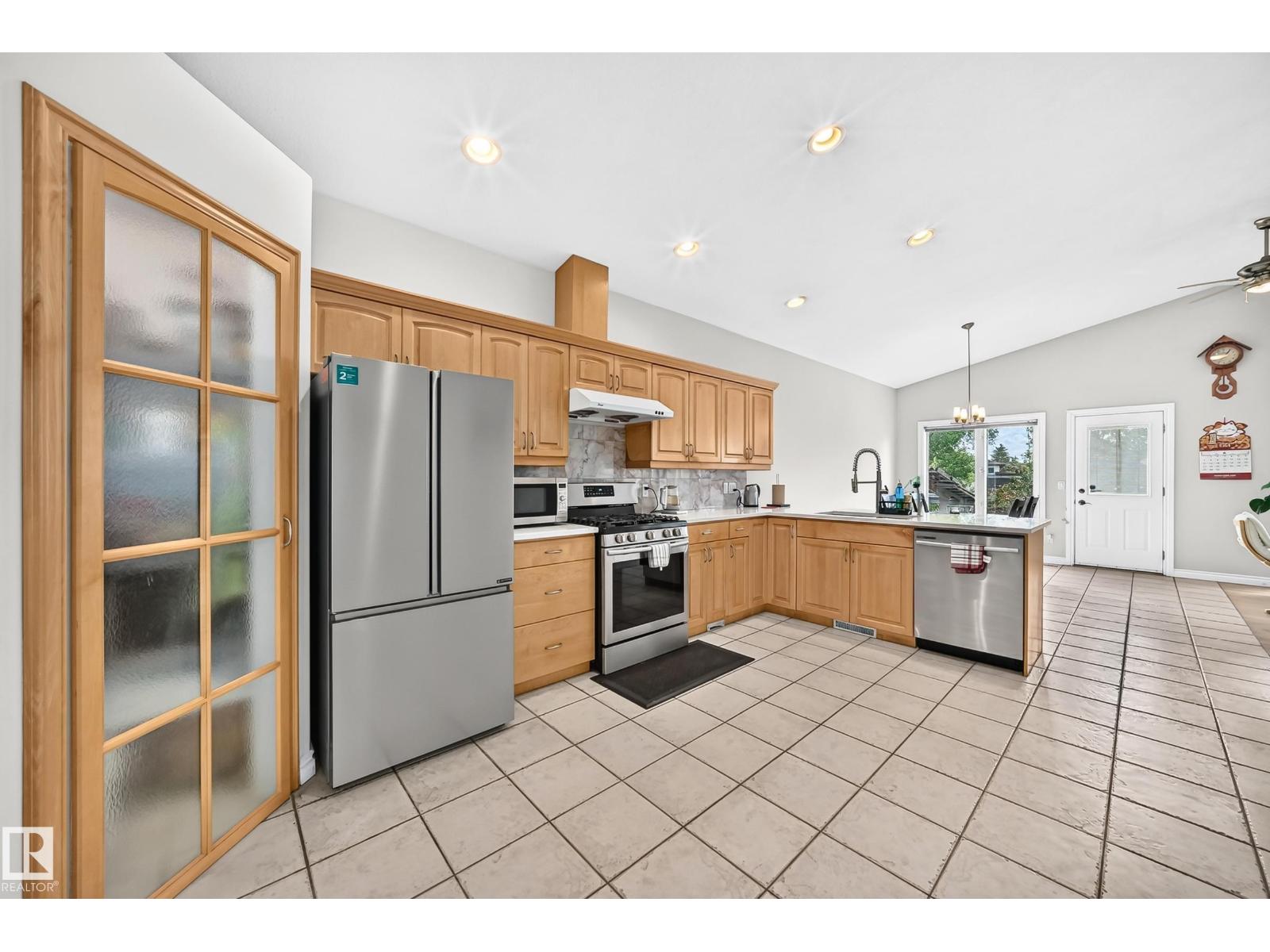 8517 156 AV NW - 6