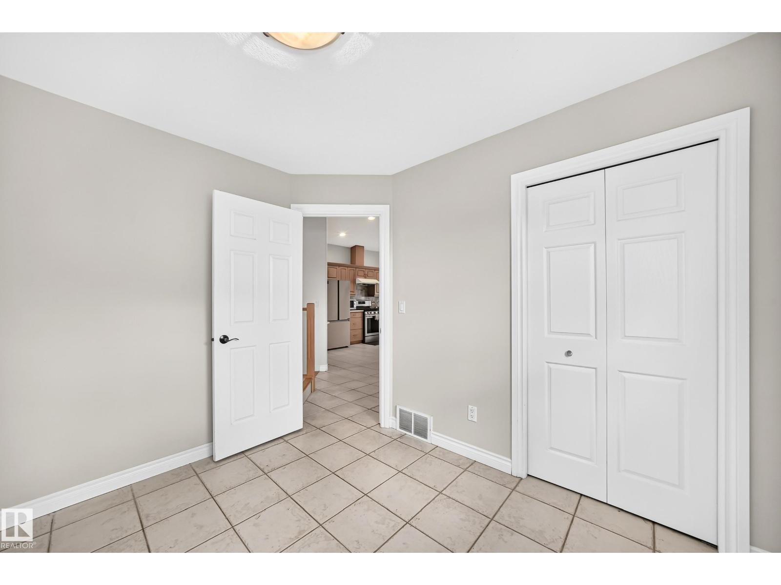 8517 156 AV NW - 20