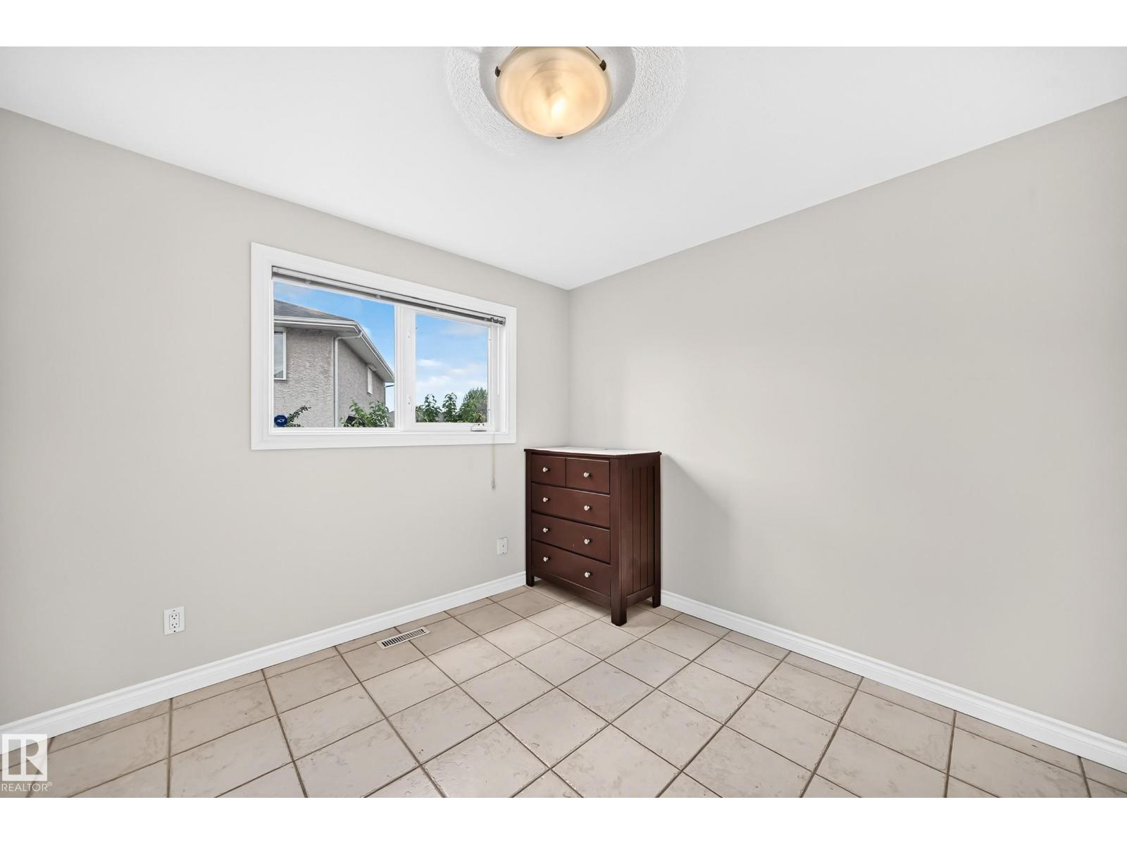 8517 156 AV NW - 19