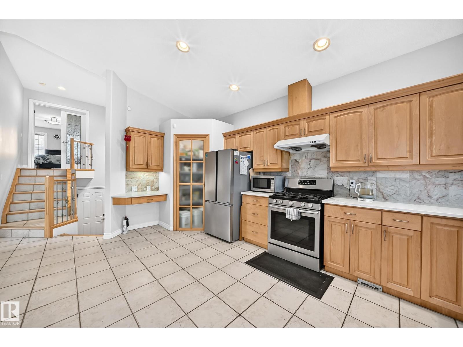 8517 156 AV NW - 4