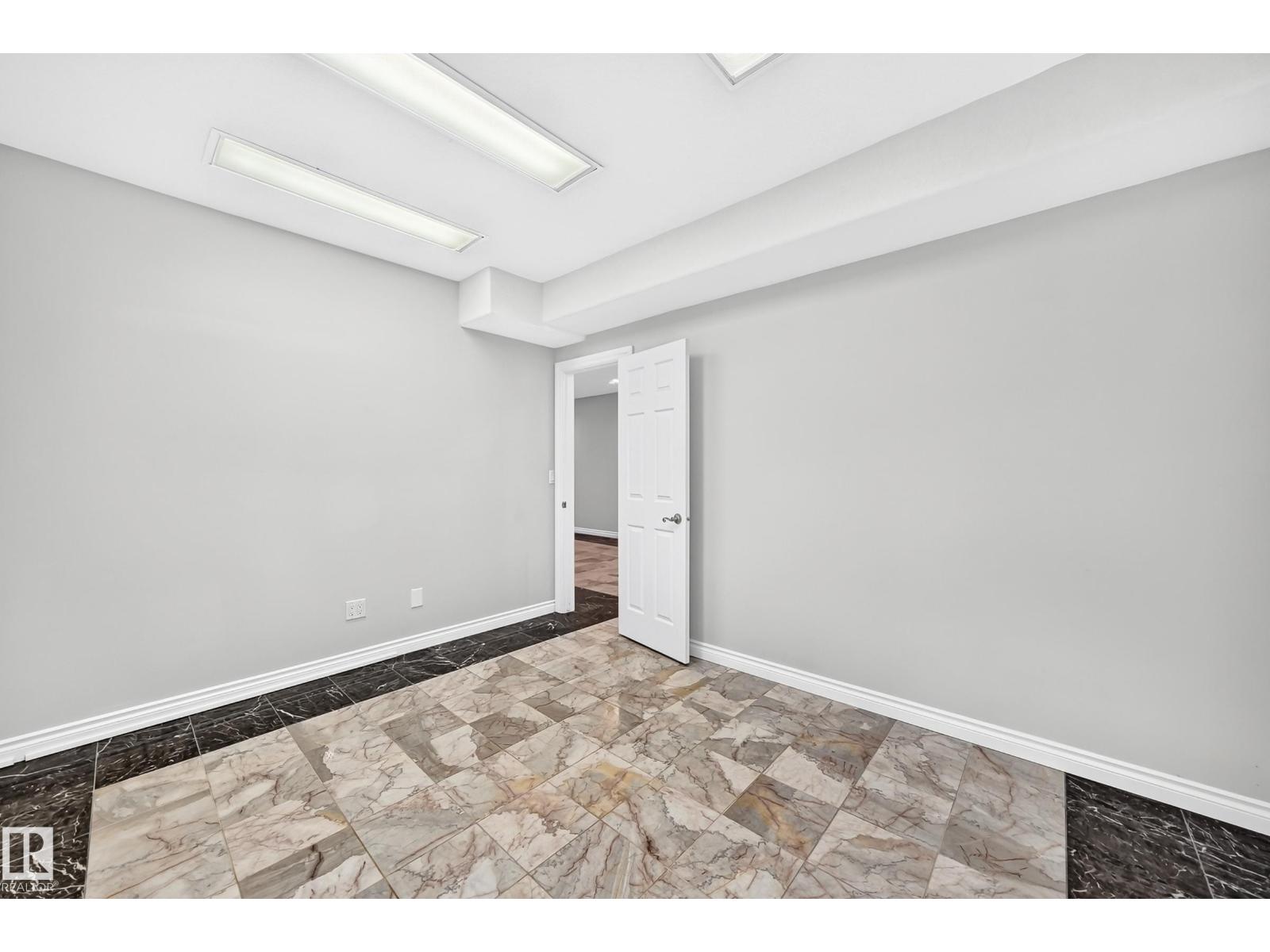 8517 156 AV NW - 25