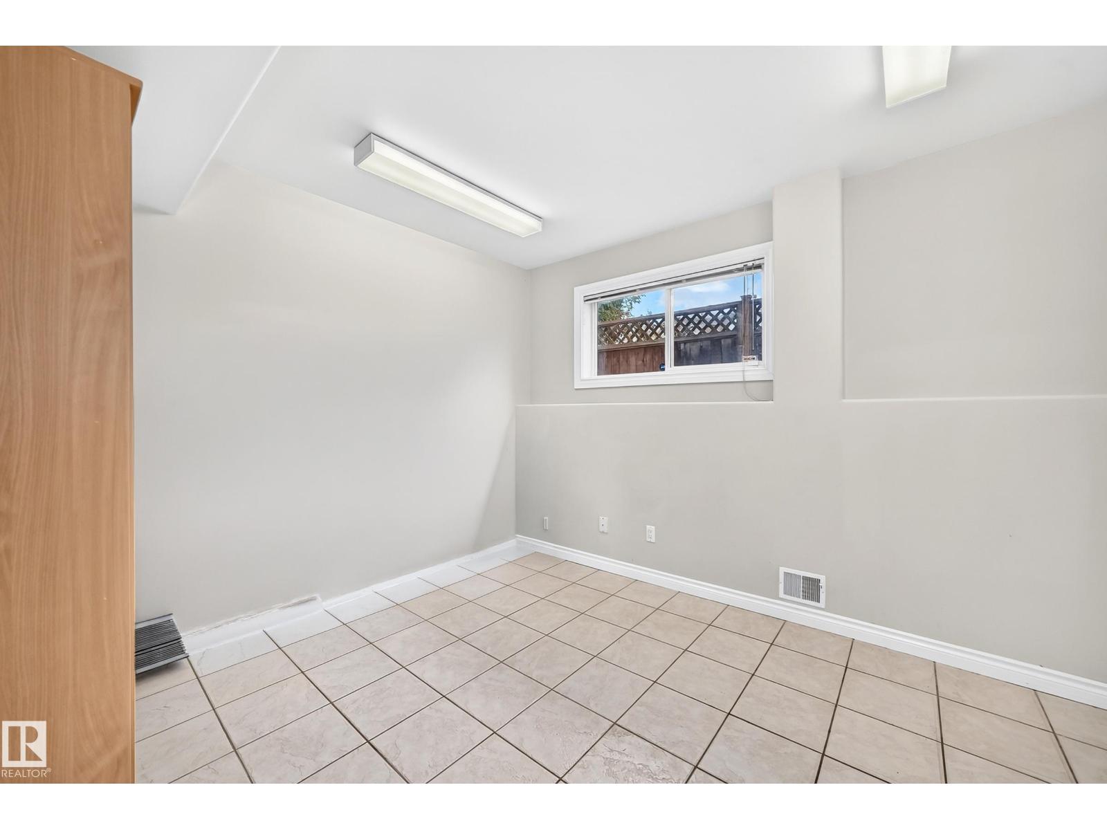 8517 156 AV NW - 27