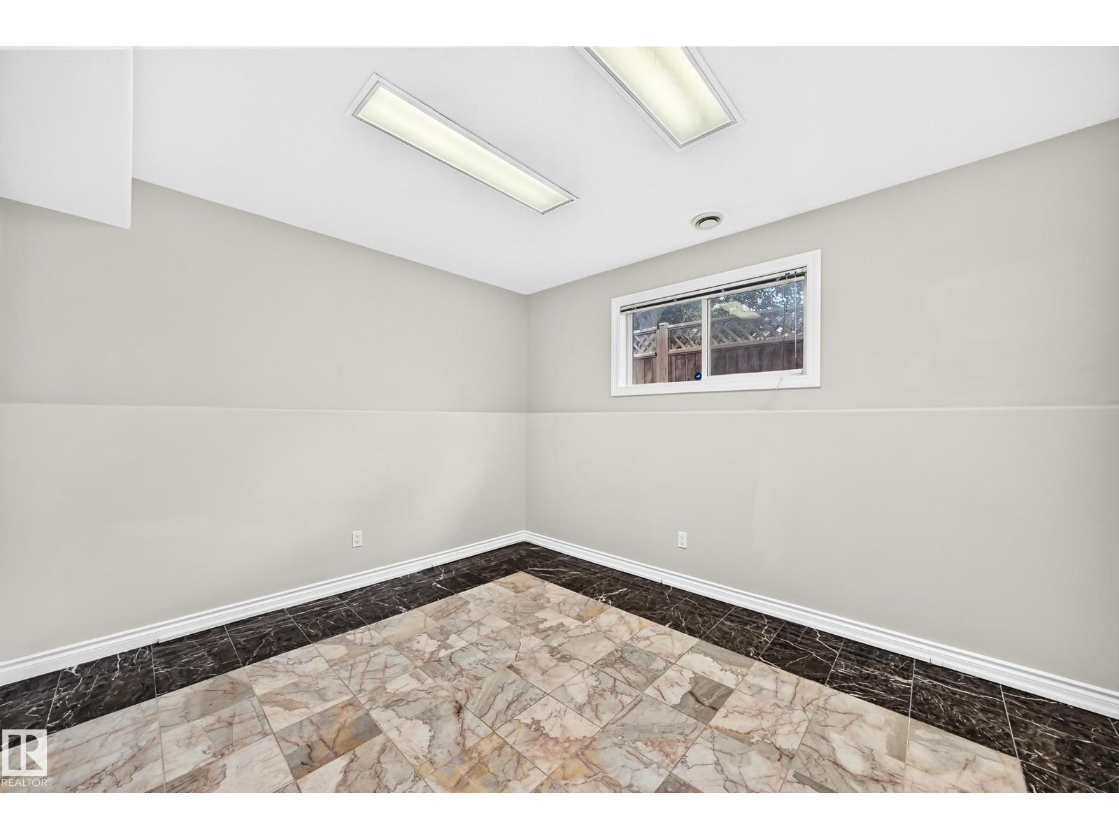8517 156 AV NW - 24