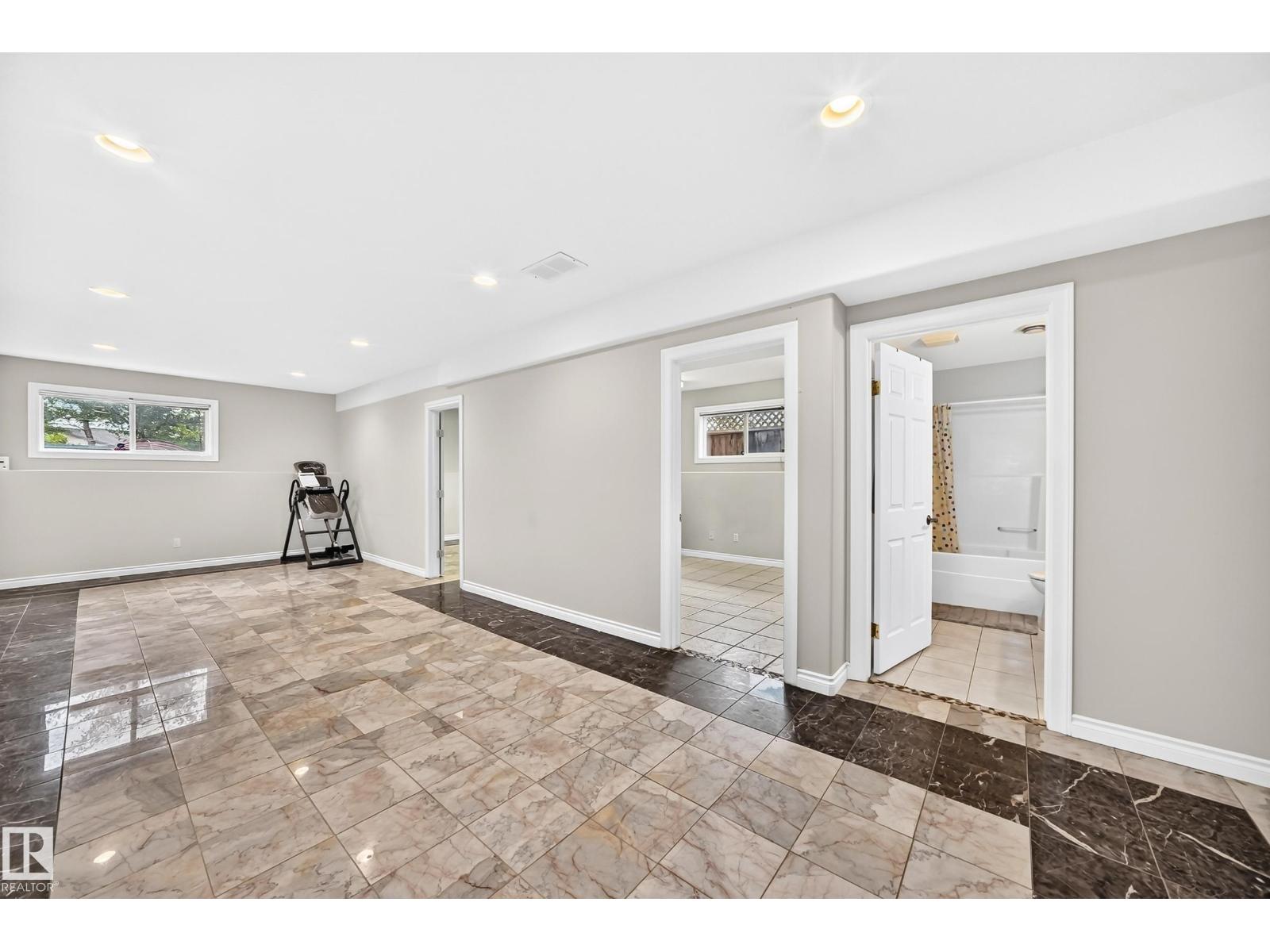 8517 156 AV NW - 23