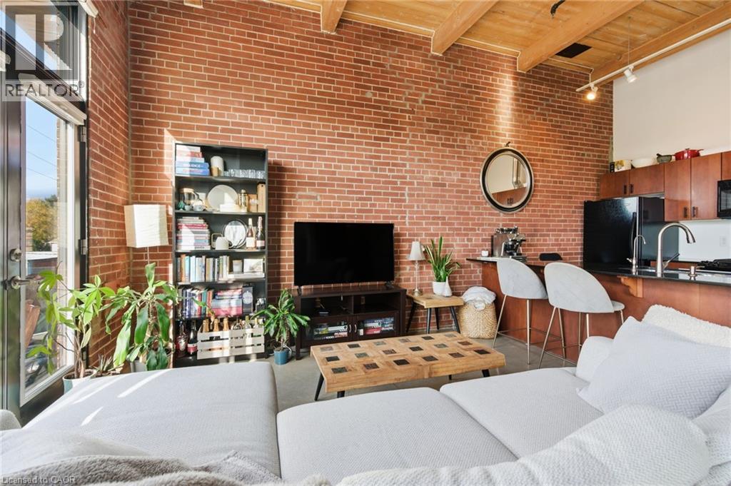 #203 85 SPRUCE Street N - 18