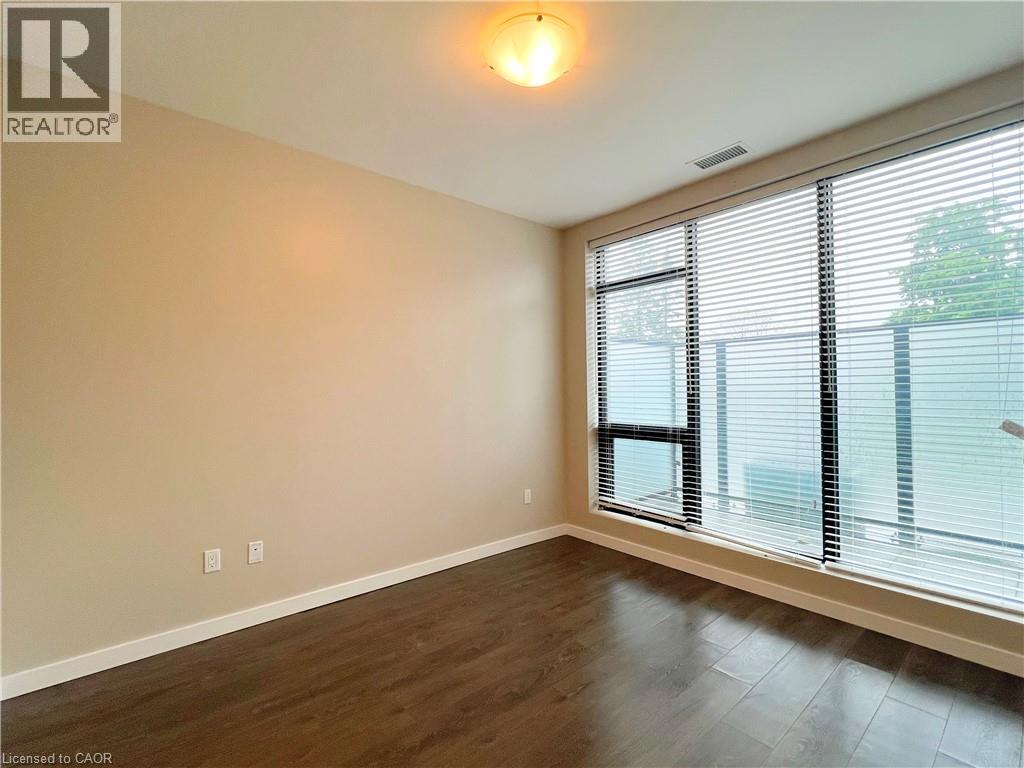 #116 690 W KING Street W - 13