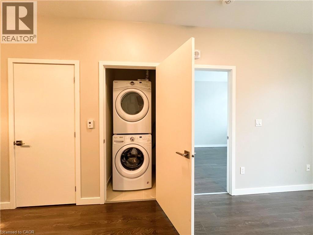 #116 690 W KING Street W - 16