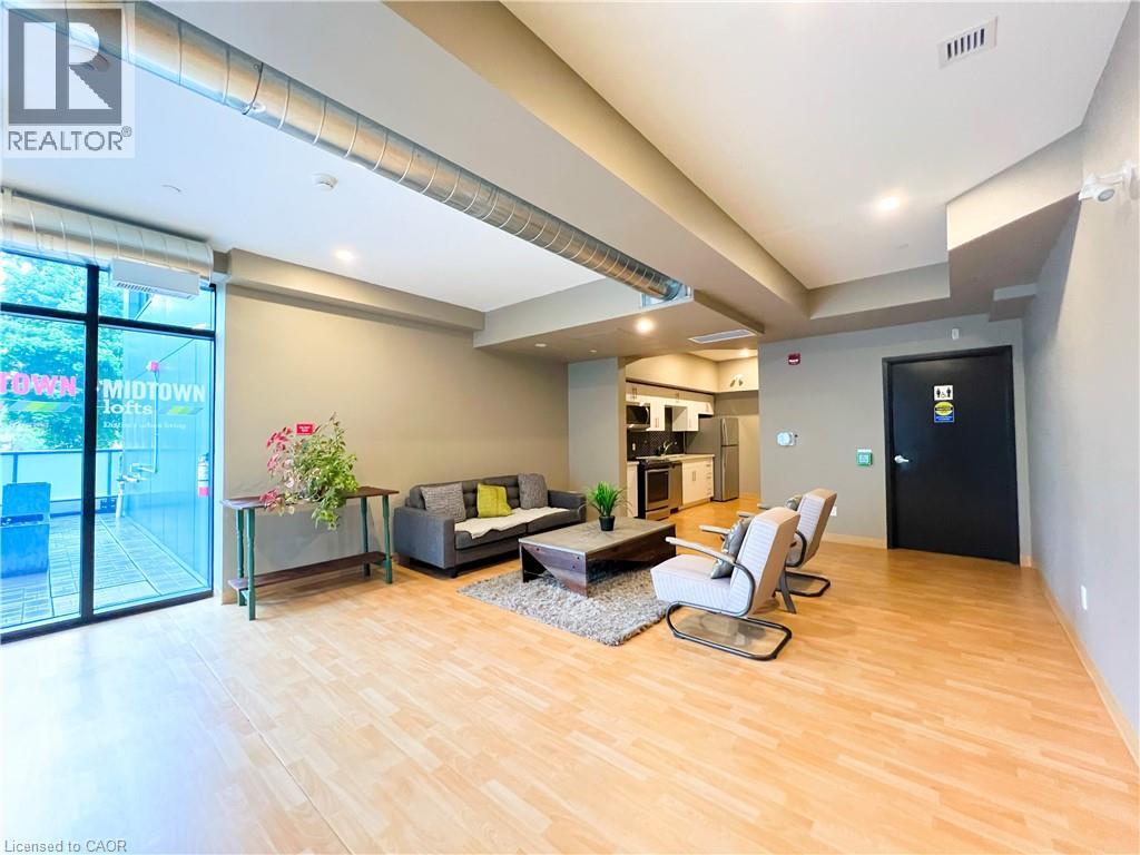 #116 690 W KING Street W - 18