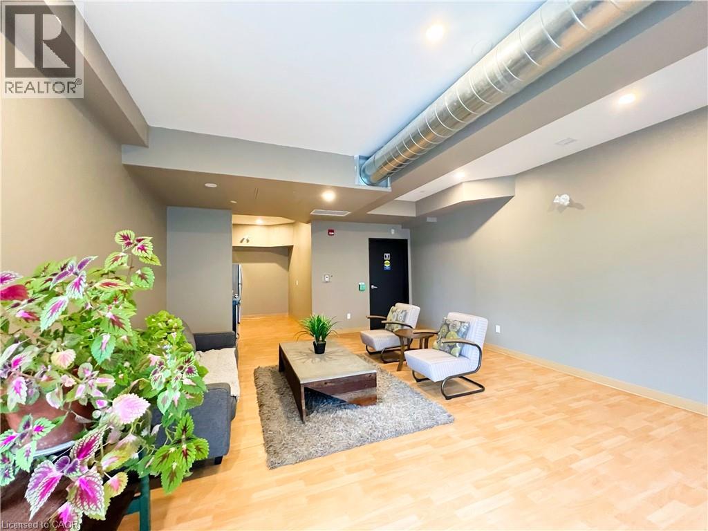 #116 690 W KING Street W - 19