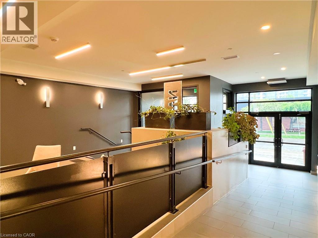 #116 690 W KING Street W - 25