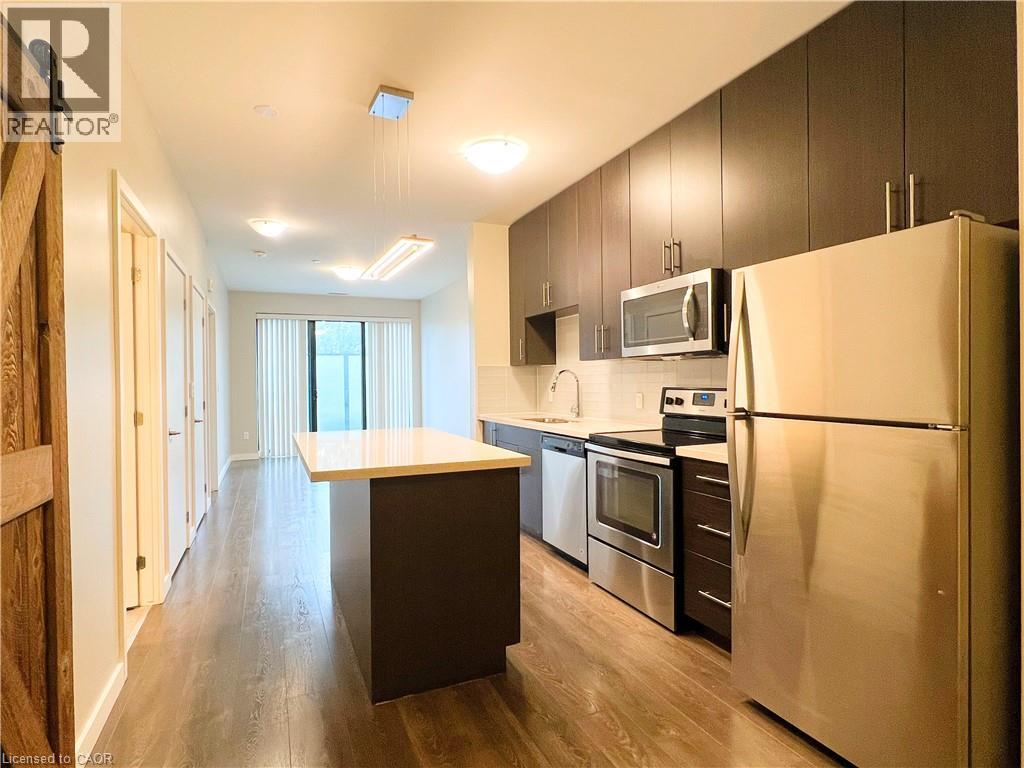 #116 690 W KING Street W - 6