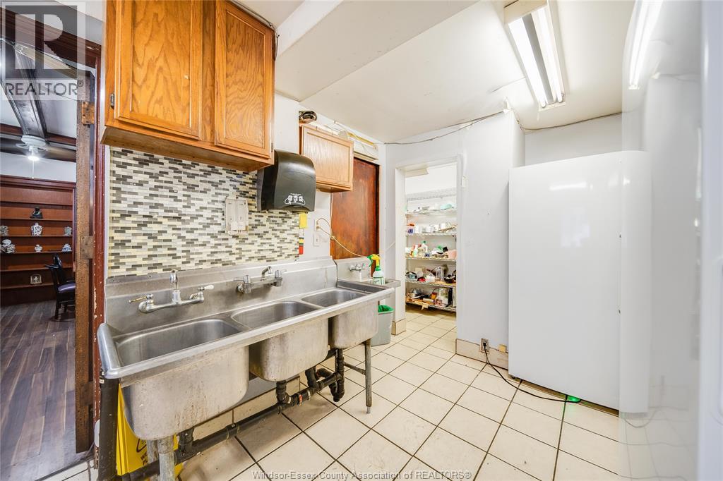 801 VICTORIA AVENUE - 14