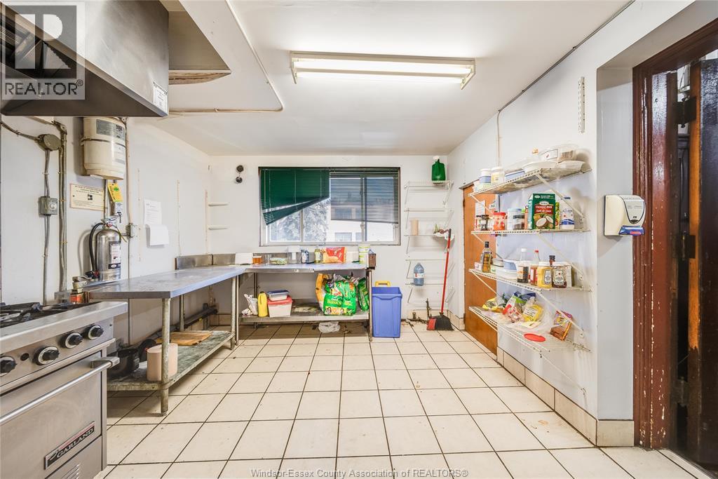 801 VICTORIA AVENUE - 17