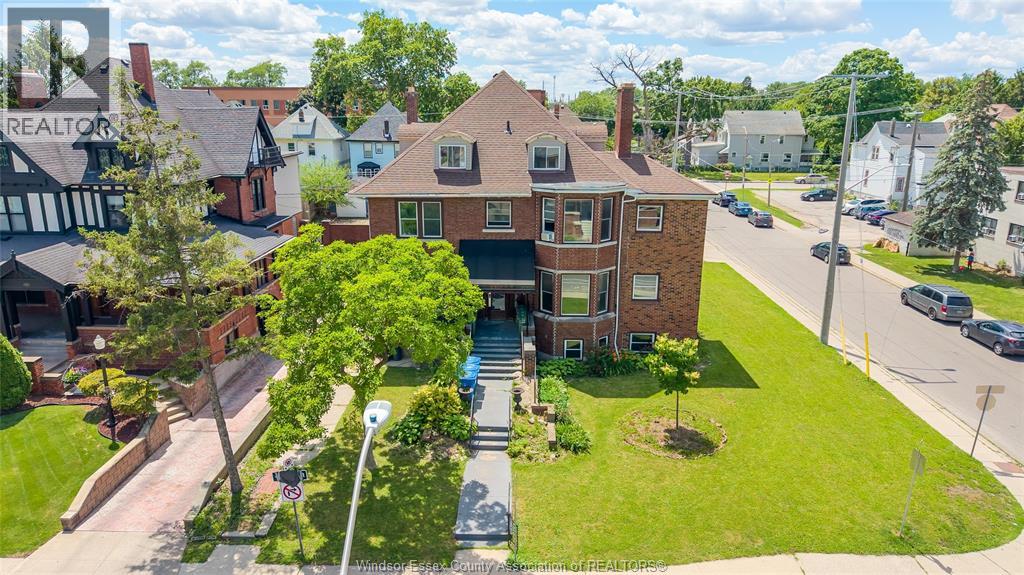 801 VICTORIA AVENUE - 2
