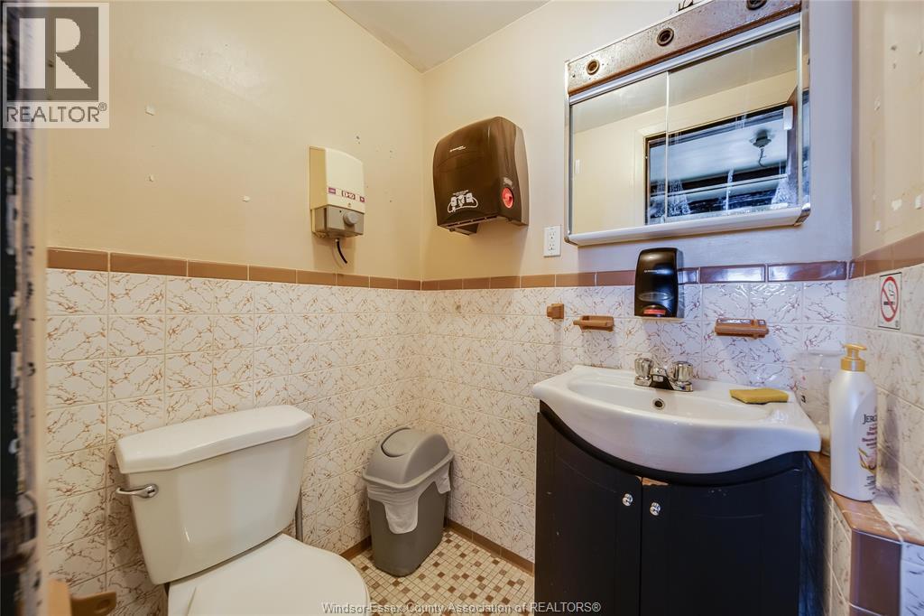 801 VICTORIA AVENUE - 23