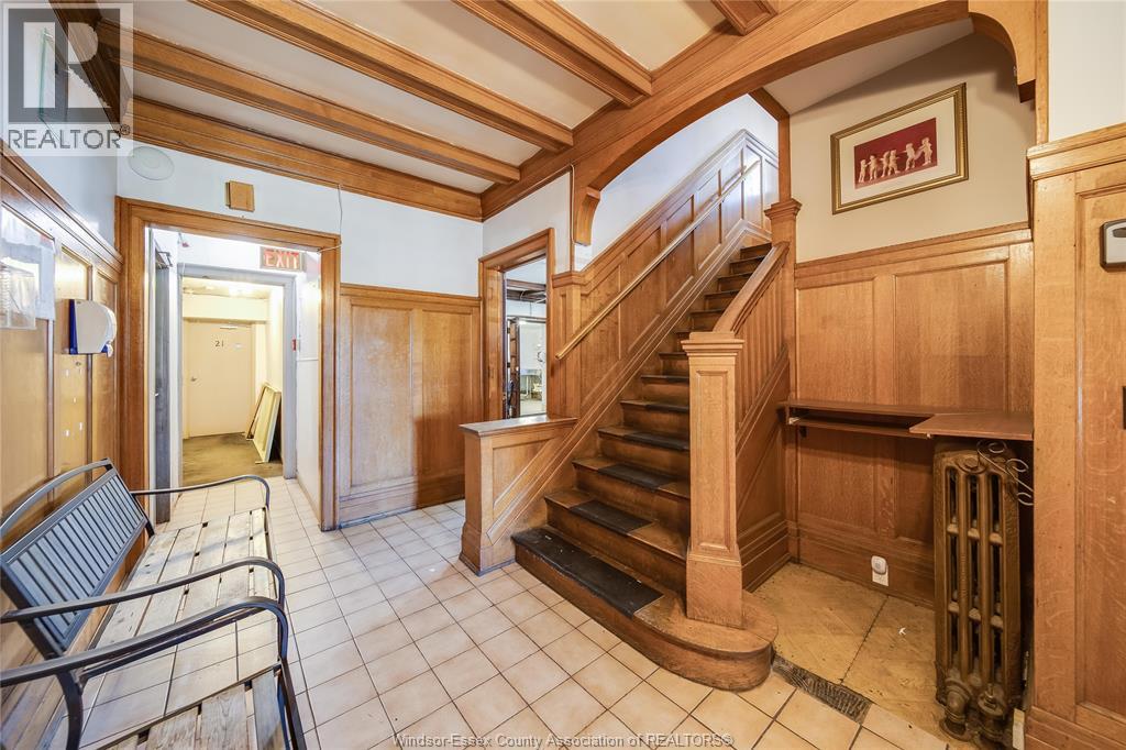 801 VICTORIA AVENUE - 24