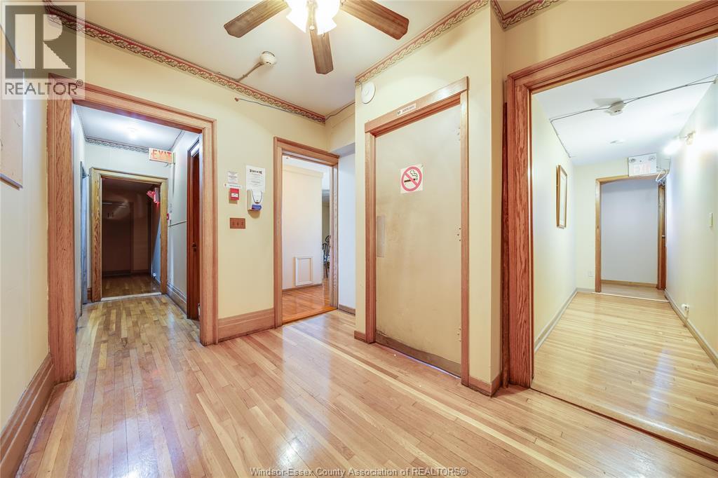 801 VICTORIA AVENUE - 31