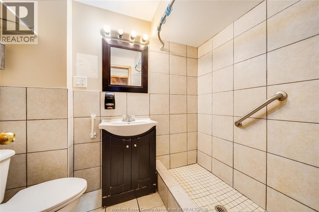 801 VICTORIA AVENUE - 32